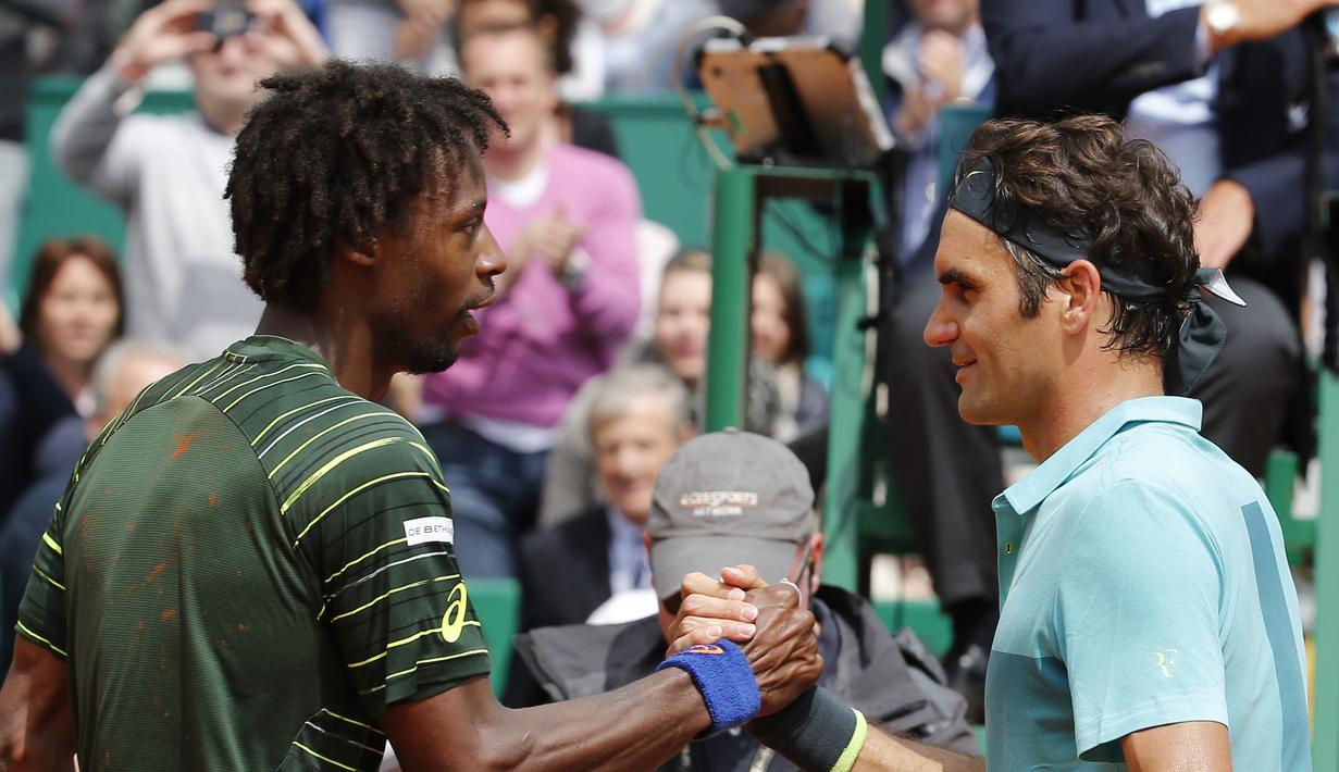 Roger Federer (kanan) bersalaman dengan sang lawan Gaen Monfils sebelum bertanding di babak ketiga Monte Carlo Masters (REUTERS/Eric Gaillard)