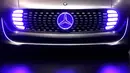 Lampu depan mobil Mercedes-Benz F 015 Luxury in Motion disajikan selama 66th (IAA) di Frankfurt, Jerman (16/9/2015). Pameran ini di selenggarakan mulai tanggal 15-27 September 2015. (AFP PHOTO/ODD ANDERSEN)