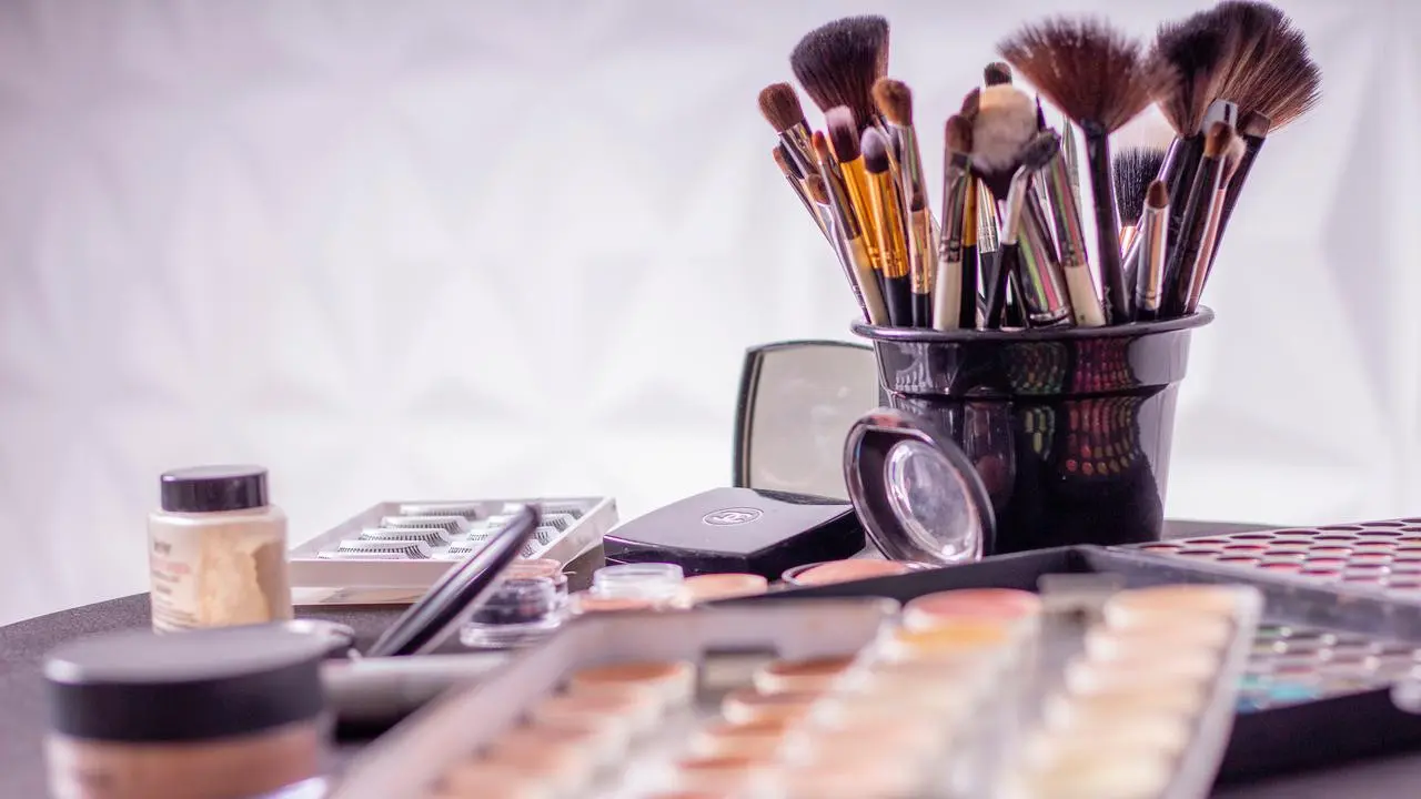 Ilustrasi Makeup