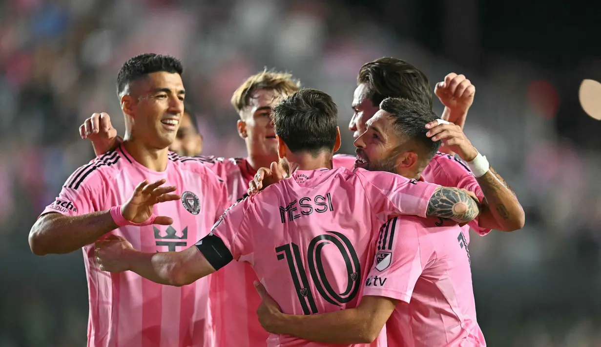 Inter Miami berhasil memetik kemenangan saat menjamu Nashville SC di Chase Stadium. Dua gol Lionel Messi dan satu lainnya dari Tadeo Allende mengantar Inter Miami unggul 3-1. (Chandan Khanna/AFP)