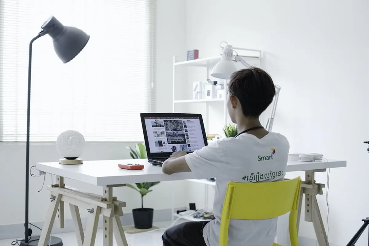 Kerja dari Rumah atau WFH. Foto: Unsplash/SCREEN POST