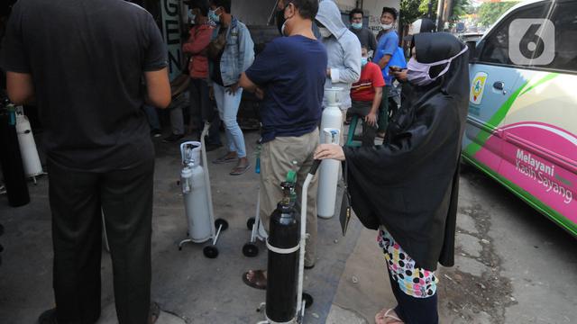Antrean Pembelian Oksigen di Ciputat