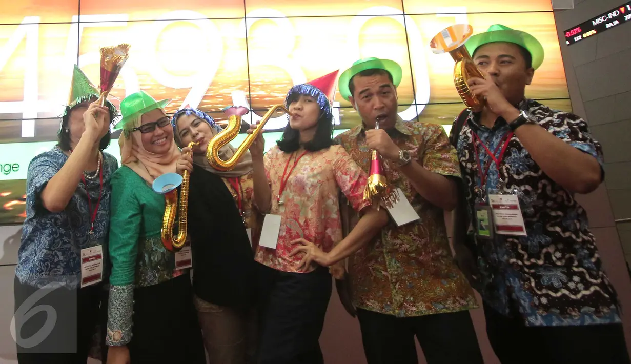 Pegawai mengenakan topi dan meniupkan trompet usai penutupan perdagangan saham tahun 2015 di Bursa Efek Indonesia, Jakarta, Rabu (30/12). Indeks Harga Saham Gabungan (IHSG) pada akhir perdagangan 2015 ditutup hari ini‎. (Liputan6.com/Angga Yuniar)