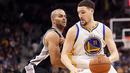 Duel pemain Golden State Warriors, Klay Thompson (11), dan pemain San Antonio Spurs, Tony Parker, pada lanjutan NBA di AT&T Center, San Antonio, AS, (10/4/2016). Warriors menang 92-86. (Reuters/Soobum Im-USA Today Sports)