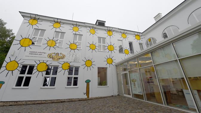 Foto yang diabadikan pada 5 Agustus 2020 ini menunjukkan pemandangan eksterior Museum Gugging di Klosterneuburg, Austria. Museum Gugging, yang awalnya merupakan sanatorium kesehatan mental, kini memamerkan karya seni para mantan pasien dengan penyakit mental. (Xinhua/Guo Chen)