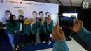 Peserta berfoto di booth acara EMTEK Goes To Campus (EGTC) 2018 di Universitas Gadjah Mada (UGM), Yogyakarta, Rabu (17/10). Acara yang memadukan kegiatan edukasi dan entertainment ini digelar pada 16 hingga 18 Oktober 2018. (Liputan6.com/Herman Zakharia)