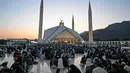 Saat berbuka puasa, umumnya masyarakat Pakistan biasa mengawalinya dengan buah kurma atau makanan kecil seperti samosa dan pakora. Selain itu, juga disajikan minuman khas Pakistan yaitu Chai. (Aamir Qureshi/AFP)