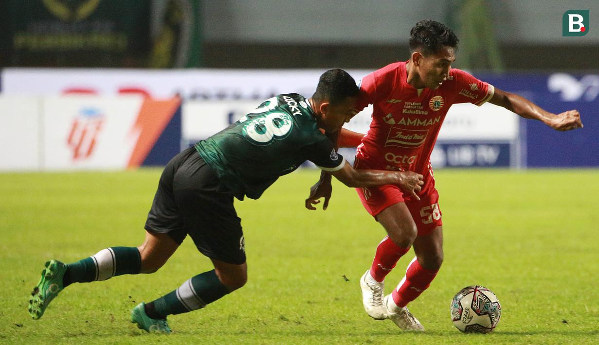 Pemain Persija Jakarta, Frengky Missa (kanan) berebut bola dengan pemain Persikabo 1973, Lucky Octavianto, pada laga pekan keempat BRI Liga 1 2022/2023 di Stadion Pakansari, Kabupaten Bogor, Minggu (14/8/2022). (Bola.com/M Iqbal Ichsan)