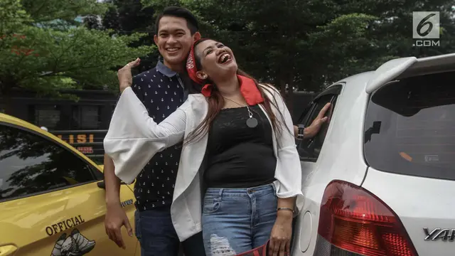 Elly Sugigi dan Suami Umbar Kemesraan di Polres Jaksel