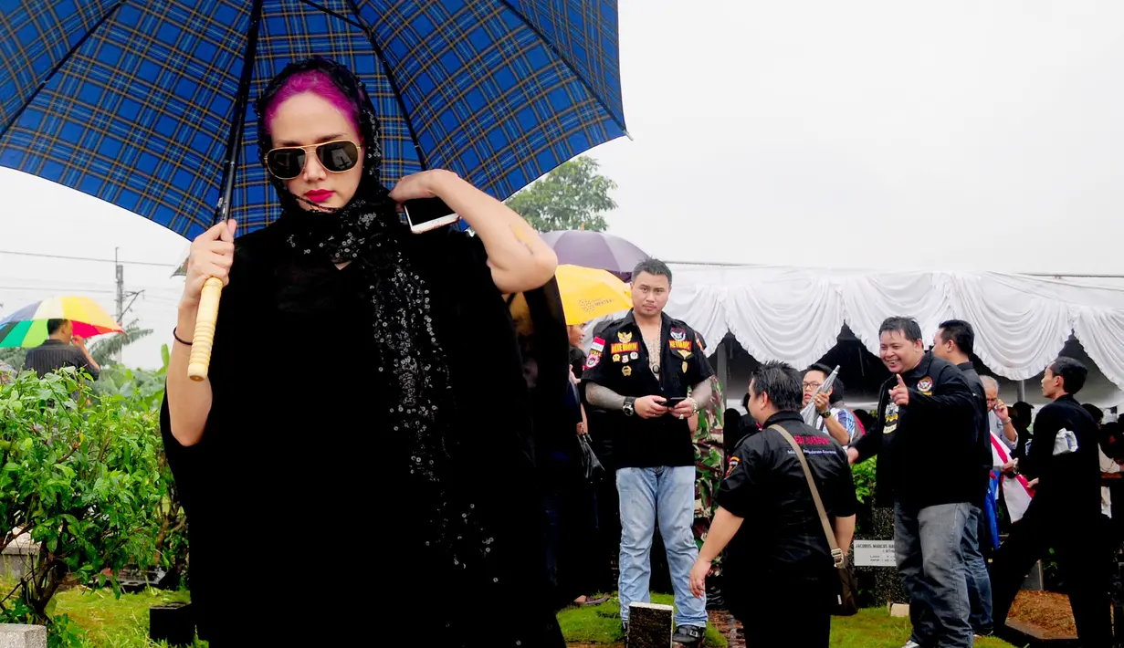 Mulan Jameela saat menghadiri pemakaman Frans Tumbuan di TPU Tanah Kusir, Kebayoran Lama, Jakarta, Rabu (25/3/2015). (Liputan6.com/Yoppy Renato)