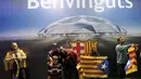 Warga Catalan berfoto dengan bendera "Estelada" (bendera separatis Catalan) sebelum laga Liga Champions grup E antara Barcelona dan Bate Borisov di Stadion Camp Nou, Barcelona, Spain, Rabu (4/11/2015).  (REUTERS/Albert Gea)