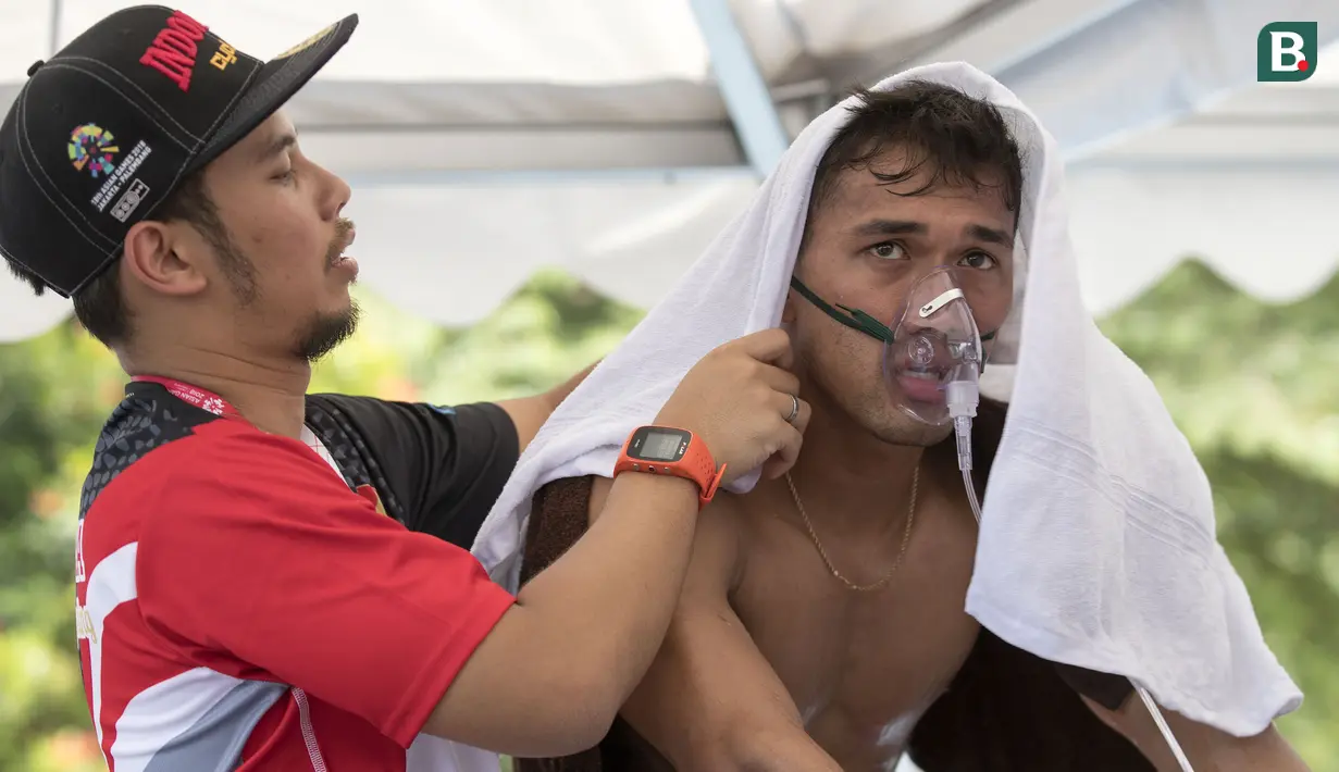 Pebalap BMX Indonesia, I Gusti Bagus Saputra, mendapatkan bantuan tim medis usai berlaga pada Asian Games di Pulomas BMX Center, Jakarta, Sabtu (25/8/2018). Bagus Saputra meraih medali perak dengan catatan waktu 34,314 detik. (Bola.com/Peksi Cahyo)