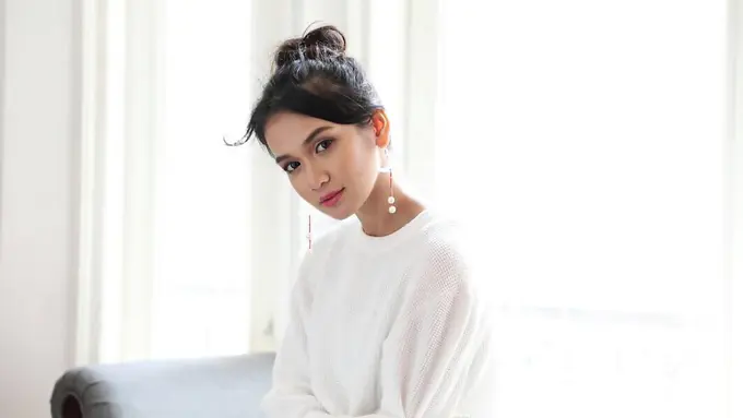 FOTO: Gaya Dea Annisa Dalam Busana White On White Ini Makin Menawan