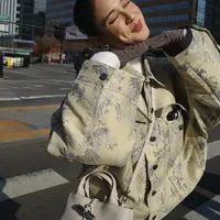 Dalam beberapa potret, Yasmin tampil memukau dengan permainan layering yang apik, memadukan jaket bermotif yang menjadi statement piece dalam setiap look-nya. [@yasminnapper].