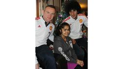 Kapten Manchester United, Wayne Rooney dan Marouane Fellaini, foto bersama seorang anak yang sedang menjalani pengobatan di Francis House. (www.manutd.com)