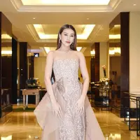 Gaun coklat yang dibuat oleh Crystal Clarissa ini semakin mewah dengan tambahan train organza warna senada. Pada bagian atas train ini dihiasi dengan beads warna coklat yang berkilau. [@aaliyah.massaid]