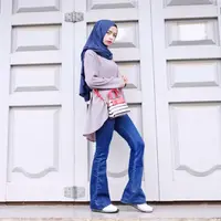 Tampil klasik pakai celana cutbray. (dailymoslem.com)