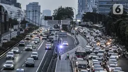 Kepadatan arus lalu-lintas saat pemberlakuan Ganjil Genap di Jalan MT Haryono, Jakarta, Senin (3/8/2020). Seperti diketahui, Pemprov DKI Jakarta kembali memberlakukan Ganjil Genap di 25 ruas jalan Ibu Kota sebagai upaya menekan laju pertambahan kasus Covid-19. (merdeka.com/Iqbal S. Nugroho)