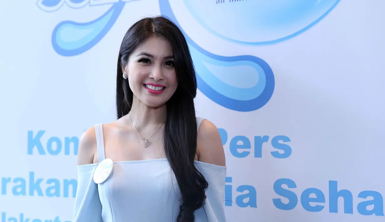 "Persiapannya udah mateng, soalnya aku pakai Wedding Organizing (WO) jadi ga ngurusin apa-apa. Dua WO dari Jepang dan Indonesia. Tiap weekend mereka presentasiin ke aku," ujar pemeran Indah dalam sinetron Cinta Indah Season. (Nurwahyunan/Bintang.com)