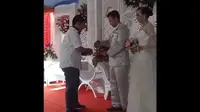 Sepasang pengantin menyediakan mesin EDC di pesta pernikahan mereka, supaya tamunya bisa kasih angpao dengan sistem debit. (Foto: istimewa)