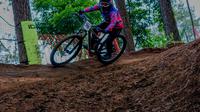 Putaran terakhir kejuaraan balap sepeda downhill prestisius 76 Indonesian Downhill 2024 bergulir di Klemuk Bike Park, Batu, Jawa Timur, Sabtu (9/11/2024). (Dok. 76 Rider)
