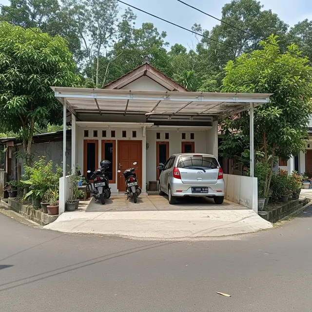 9 Inspirasi Rumah Tipe 36 Hook di Kampung dengan Carport Motor dan Mobil Kecil