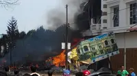 Gambar kobaran api pesawat jatuh diposting di dunia maya. (Path/Agus Imam)