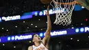 Pebasket Phoenix Suns, Devin Booker, berusaha memasukkan bola saat pertandingan melawan Boston Celtics pada laga NBA di Stadion TD Garden, Boston Minggu (3/12/2017). Boston Celtics menang 116-111 atas Phoenix Suns. (AP/Michael Dwyer)