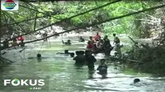 Awalnya korban dan ketujuh temannya bermain menyisir tepi sungai yang arusnya sedang deras menggunakan perahu dari batang pisang.