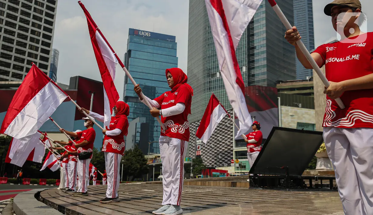 Sejumlah pengendara menghentikan kendaraannya untuk mengikuti upacara peringatan detik-detik Proklamasi. (Liputan6.com/Angga Yuniar)
