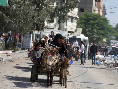 Warga Palestina mengungsi ke Jalur Gaza selatan setelah tentara Israel mengeluarkan peringatan evakuasi kepada lebih dari satu juta penduduk di Gaza utara dan Kota Gaza untuk mencari perlindungan di selatan menjelang kemungkinan invasi darat Israel, Jumat (13/10/2023). (AP Photo/Hatem Moussa)