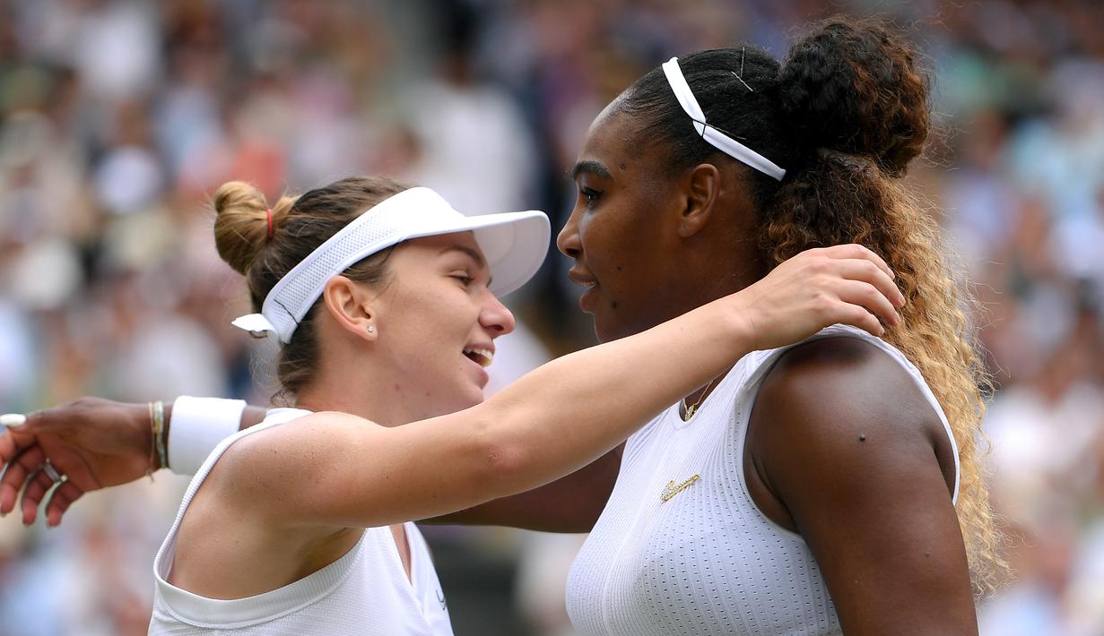 Petenis Simona Halep (kiri) memeluk Serena Williams usai mengalahkannya dalam pertandingan final tunggal putri Wimbledon 2019 di London, Inggris, Sabtu(13/7/2019). Petenis Rumania itu mengalahkan jagoan Amerika Serikat dua set langsung, 6-2 dan 6-2. (Laurence Griffiths/Pool Photo via AP)