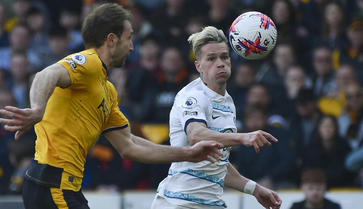 <p>Berhasil unggul membuat Wolverhampton Wanderers makin percaya diri. Mereka nyaris mencetak gol kedua pada menit 37. Beruntung bagi Chelsea, Kepa Arrizabalaga masih bisa menepis tembakan dari Diego Costa. (AP Photo/Rui Vieira)</p>