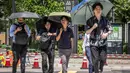 Orang-orang melindungi diri dari terik matahari dengan payung di Tokyo pada 27 Agustus 2025. (Yuichi YAMAZAKI/AFP)