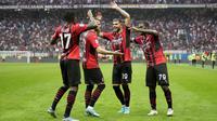 (kiri ke kanan) Pemain AC Milan Rafael Leao, Ante Rebic, Theo Hernandez, dan Franck Kessie merayakan kemenangan atas Atalanta pada pertandingan sepak bola Serie A di Stadion San Siro, Milan, Italia, 15 Mei 2022. AC Milan menang 2-0. (AP Photo/Antonio Calani)