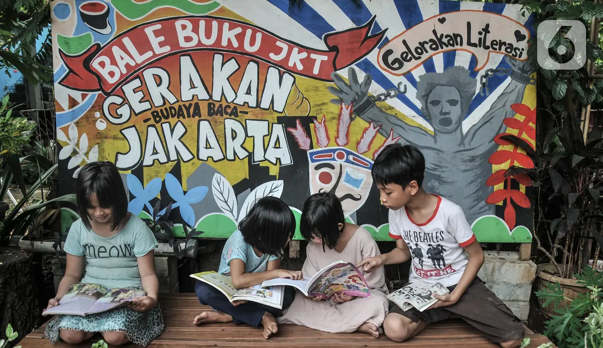 Anak-anak saat membaca buku di perpustakaan Bale Buku Meleduk (Membaca Literasi Dukuh) 75 di Jalan Dukuh V, Kelurahan Dukuh, Kecamatan Kramat Jati, Jakarta Timur, Rabu (24/8/2022). Seperti diketahui, hari ini bertepatan dengan Hari Anak Jakarta Membaca (Hanjaba) yang dicetuskan sebagai sebuah gerakan dengan tujuan untuk meningkatkan kegemaran membaca kepada anak-anak dan para generasi muda.  (merdeka.com/Iqbal S. Nugroho)