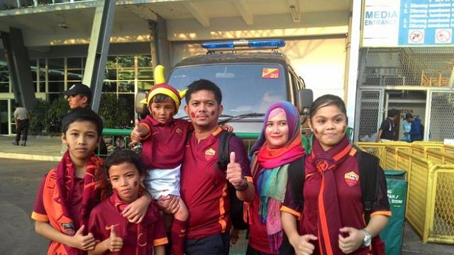 Unik, Sekeluarga Saksikan AS Roma di Jakarta (Udah)