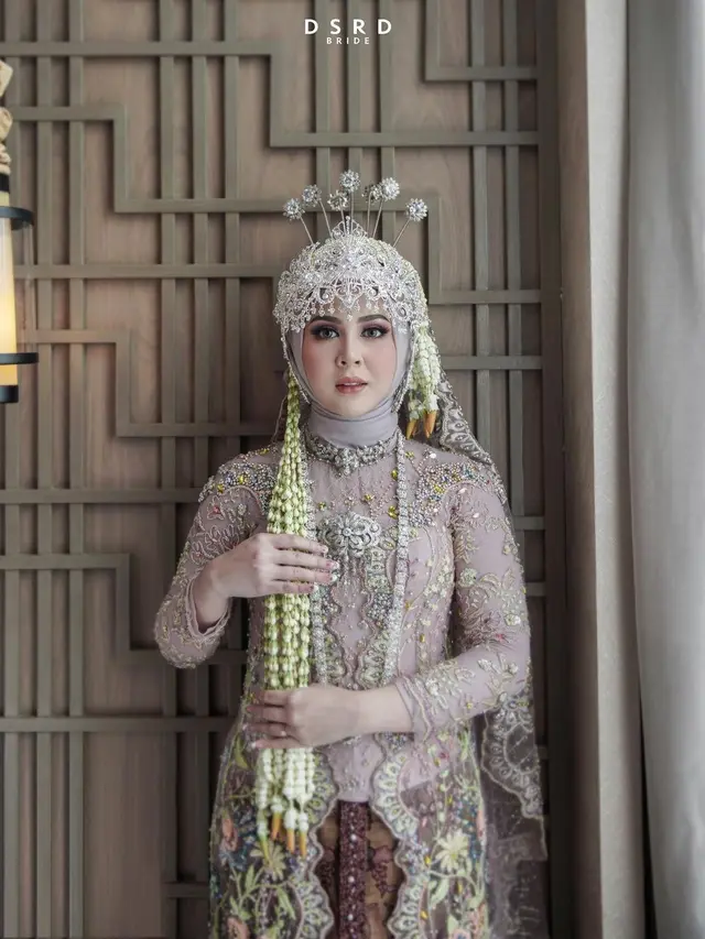 7 Potret Detail Makeup dan Busana Pernikahan Kesha Ratuliu, Pakai Adat Sunda