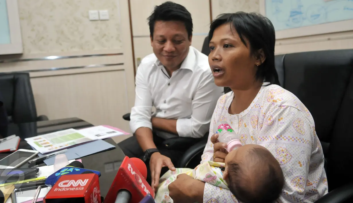 Orangtua korban penculikan anak, Dian Ekawati (kanan) menjelaskan kronologis penculikan bayinya, Jakarta, Selasa (1/3/2016). Para pelaku mengawali aksi mereka dengan menawarkan pekerjaan dan janji membelikan pakaian bayi. (Liputan6.com/Johan Tallo)