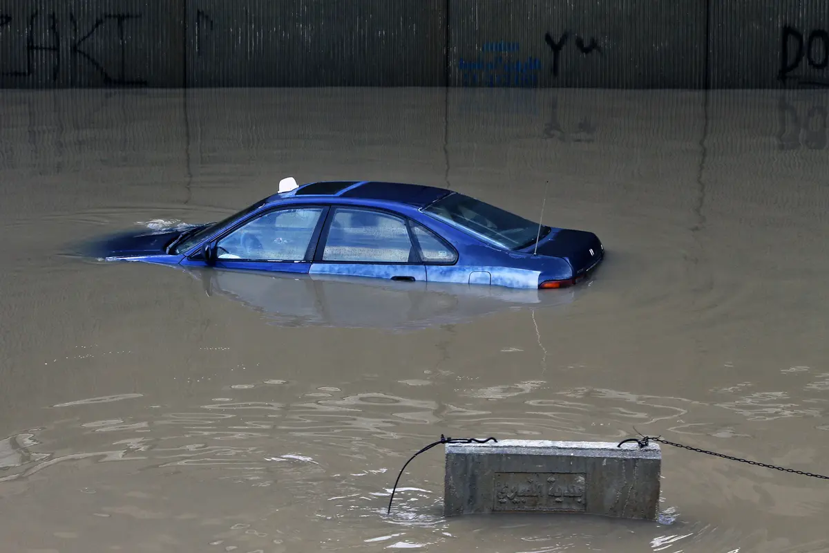 Diguyur Hujan Deras, Sejumlah Mobil Terendam Banjir di Lebanon