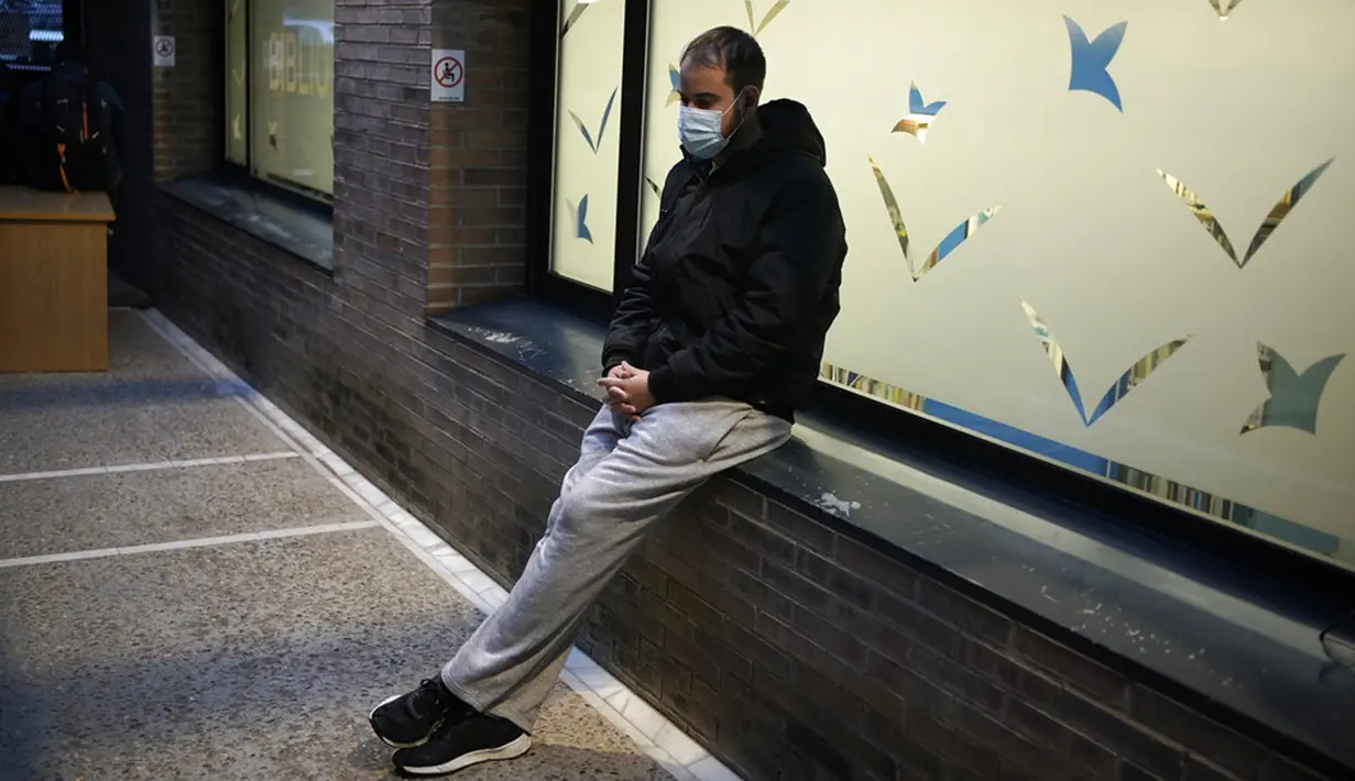 Rapper Pablo Hasel duduk di dalam Universitas Lleida, Spanyol, Senin (15/2/2021). Pablo Hasel dijatuhi hukuman karena tweet dan lagu yang dia posting pada 2014 dan 2016. (AP Photo/Joan Mateu)