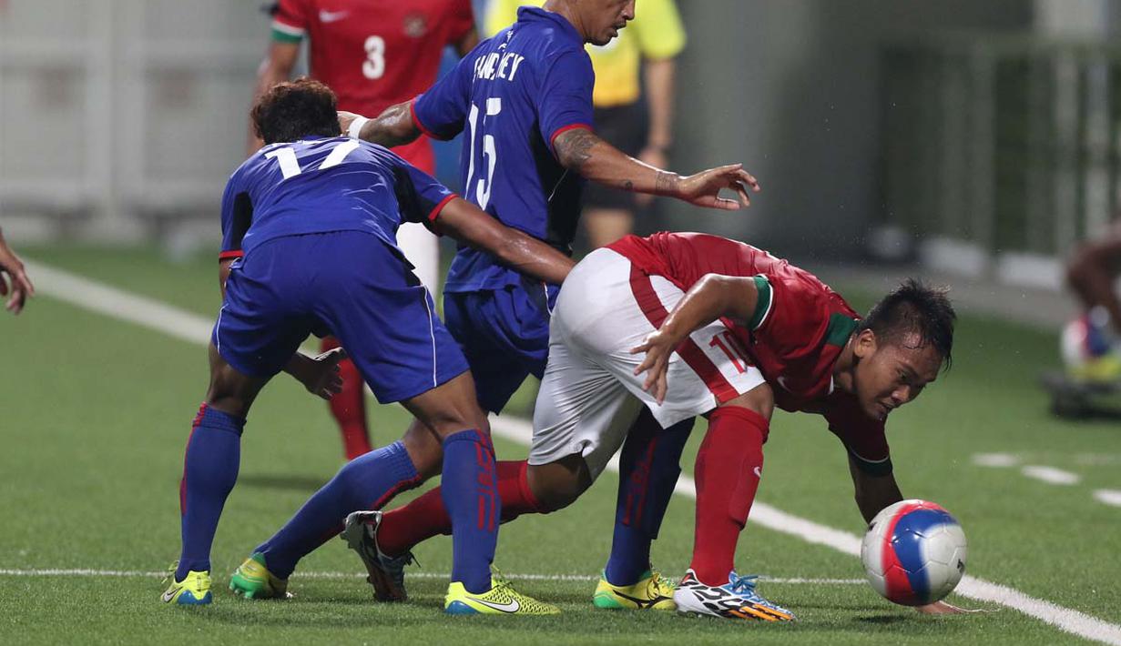 Pemain Indonesia U-23, Wawan Pebriyanto, berusaha melewati pemain Kamboja U-23. (Bola.com/Arief Bagus)