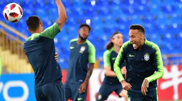 Pemain Brasil, Neymar (kanan) tertawa saat berlatih dengan rekan setimnya jelang menghadapi Belgia dalam perempat final Piala Dunia 2018 di Stadion Tsentralny, Kazan, Rusia, Kamis (5/7). (Luis Acosta/AFP)