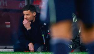 Pelatih Real Madrid, Xabi Alonso, tampak kecewa setelah anak asuhnya bermain imbang 1-1 ketika menghadapi tuan rumah Girona pada laga lanjutan La Liga 2025/2026 di Montilivi, Senin (1/12/2025) dini hari WIB. (AP Photo/Joan Monfort)