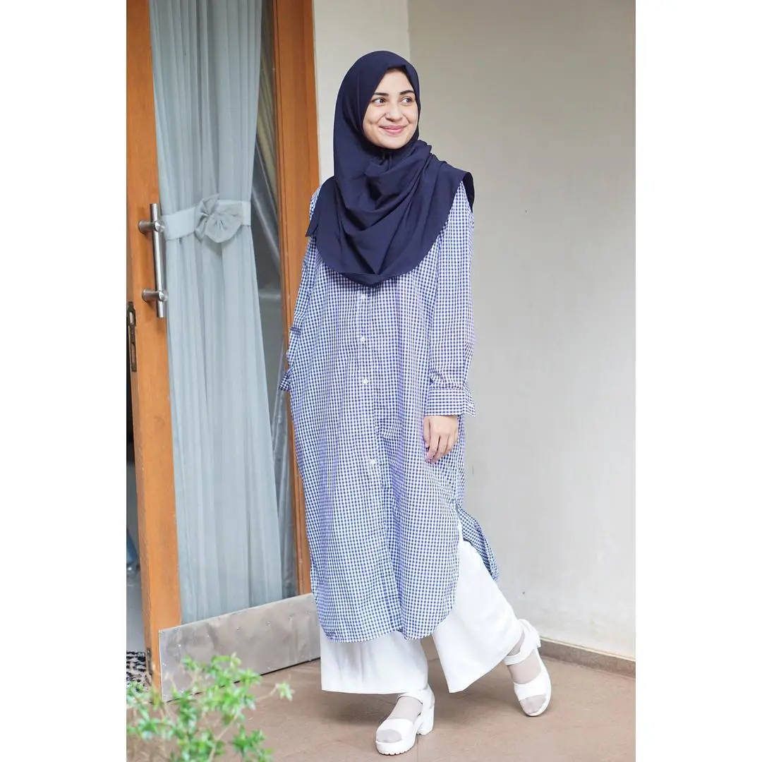 Mix and match busana hijab dengan sentuhan warna putih ala Shireen Sungkar. (sumber foto: @shireensungkar/instagram)