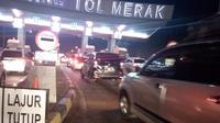 Antrian pada kendaraan di Gerbang Tol Merak hingga 7 kilometer (