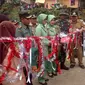 Petinggi TNI tengah melakukan gunting pita peresmian jembatan baru di desa Pancasura, Garut  (Liputan6.com/Jayadi Supriadin)