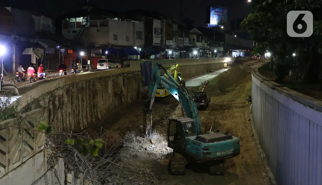 Pekerja menyelesaikan proyek pembangunan underpass Senen Extension, Jakarta, Minggu (3/5/2020). Meski dalam penerapan Pembatasan Sosial Berskala Besar (PSBB) akibat pandemi COVID-19, pengerjaan proyek yang ditargetkan selesai pada Desember 2020  tetap berjalan. (Liputan6.com/Helmi Fithriansyah)