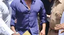 Aktor Bollywood India Salman Khan saat tiba di pengadilan untuk menjalani sidang di Jodhpur, India (7/5). Namun aktor Bollywood ini akhirnya dibebaskan secara bersyarat setelah dijebloskan ke dalam penjara selama dua hari. (STR/AFP)
