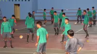 Timnas  Indonesia U-19 berlatih di lokasi indoor GOR UNY, Yogyakarta. (Liputan6.com/Switzy Sabandar)